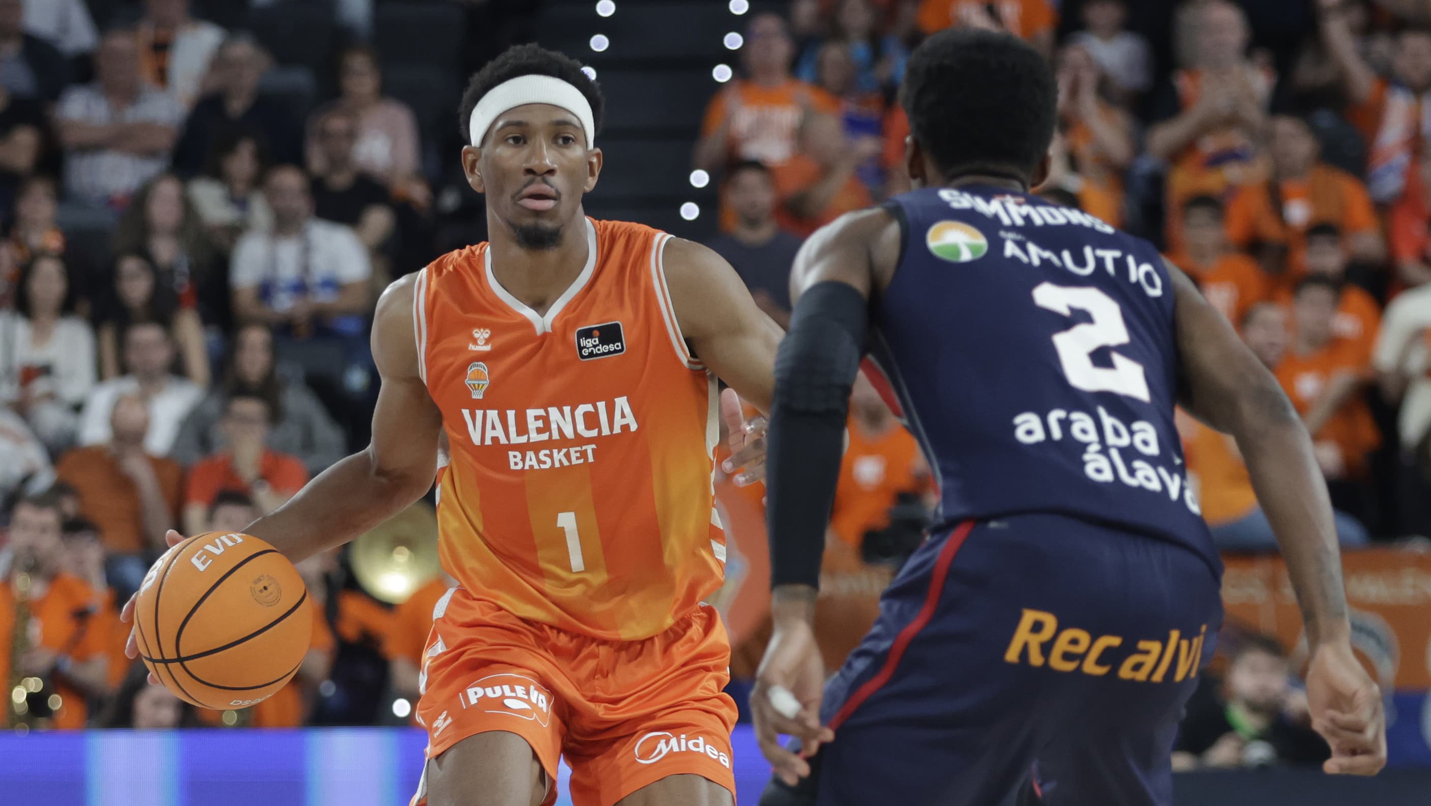 Kam Taylor se enfrenta a Kobi Simmons.