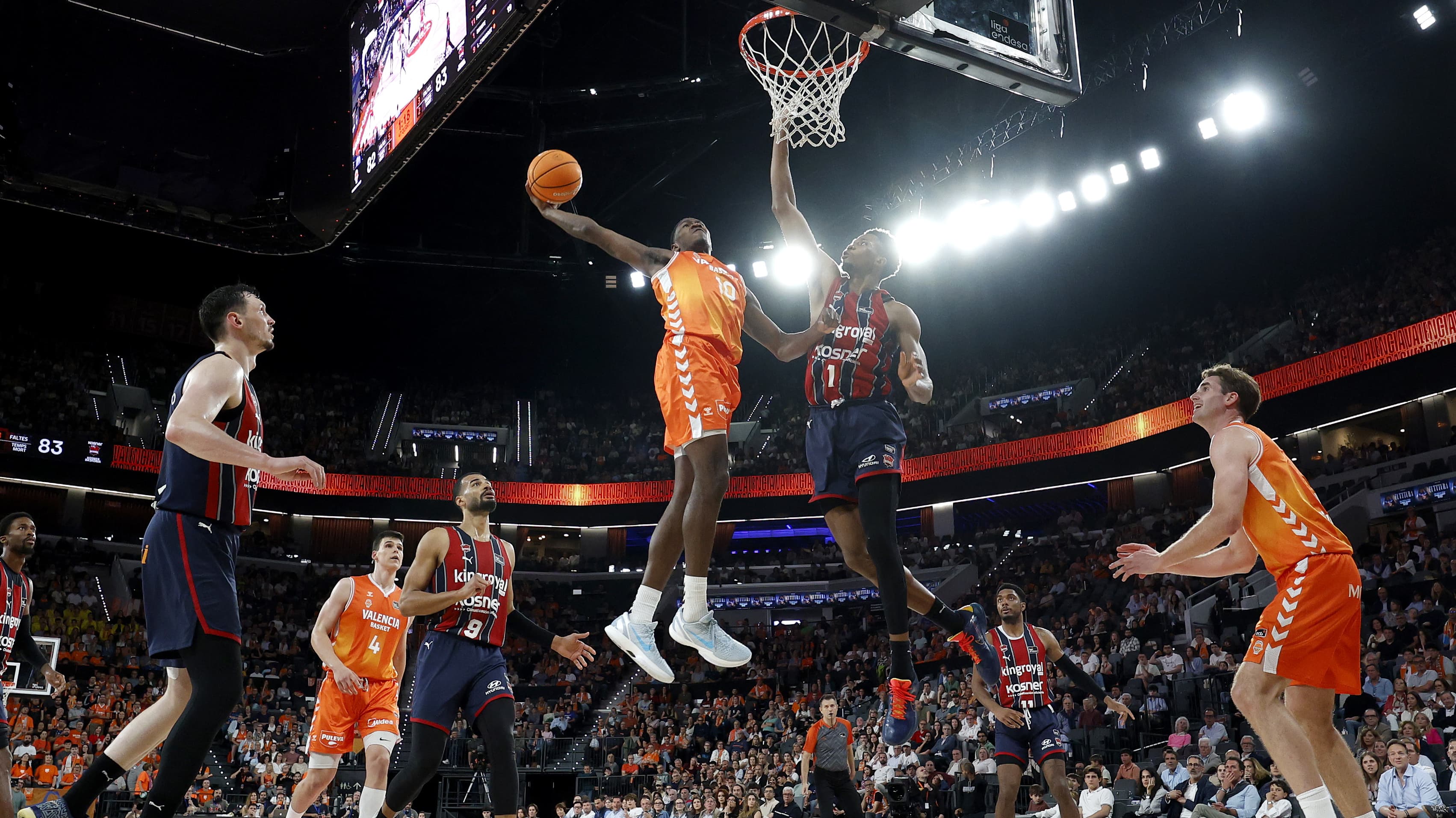 Omari Moore se dirige hacia el aro