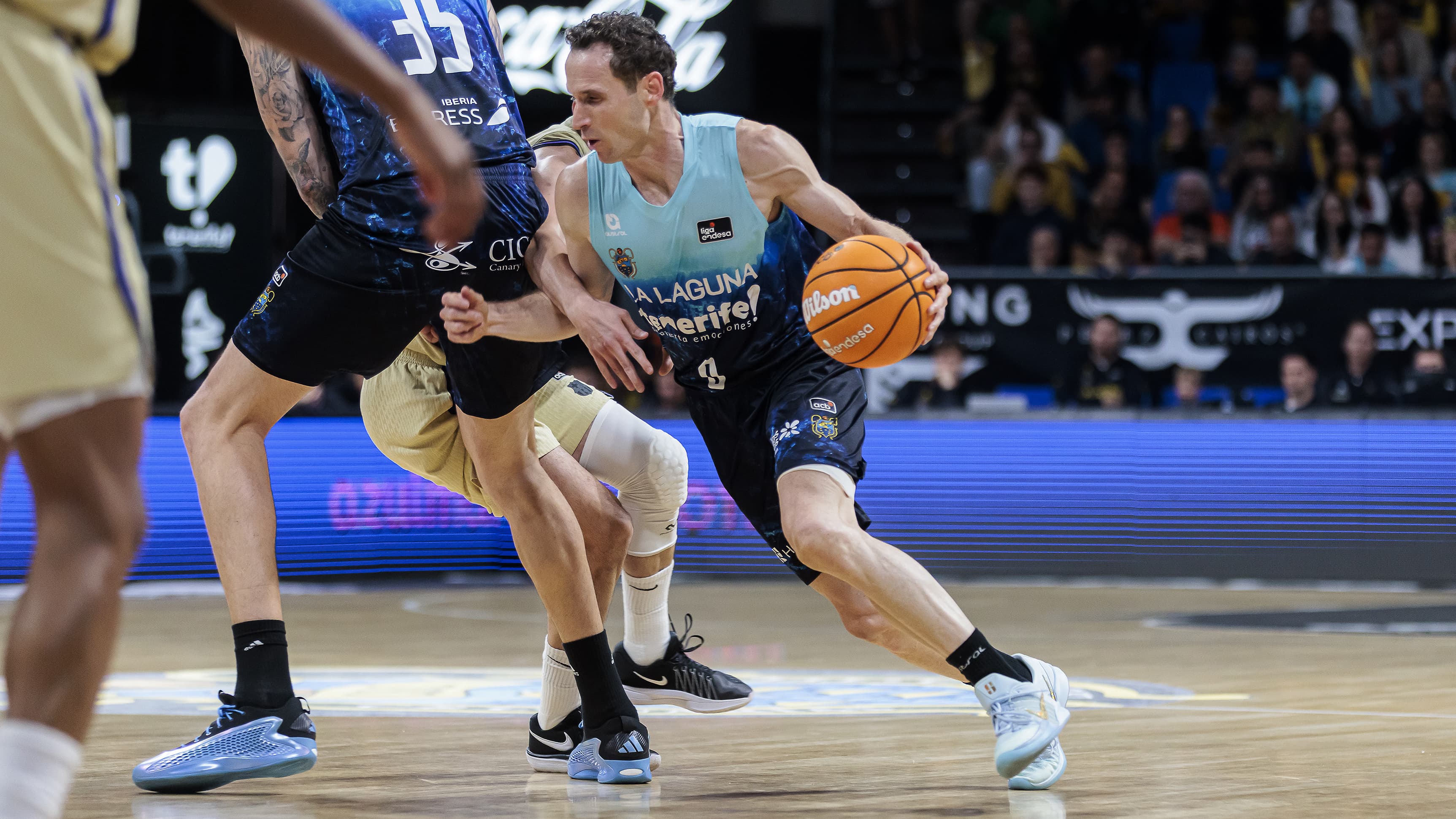 Marcelinho Huertas aprovecha el bloqueo directo para superar a su defensor