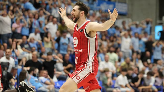 ¡Un triple de Spissu para la historia salva al Casademont Zaragoza! (94-95)