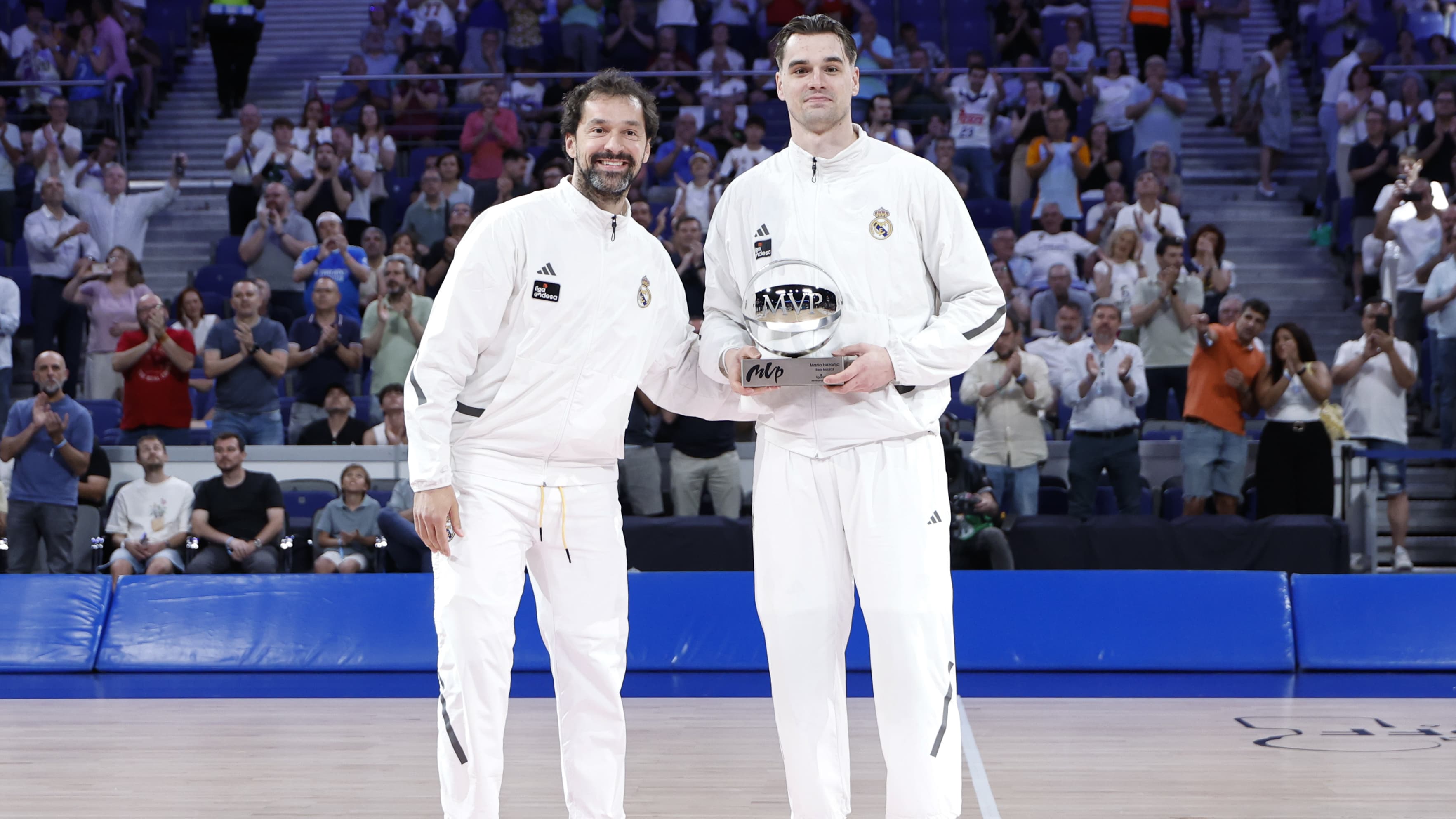 Mario Hezonja posa con el MVP de la 2025-26