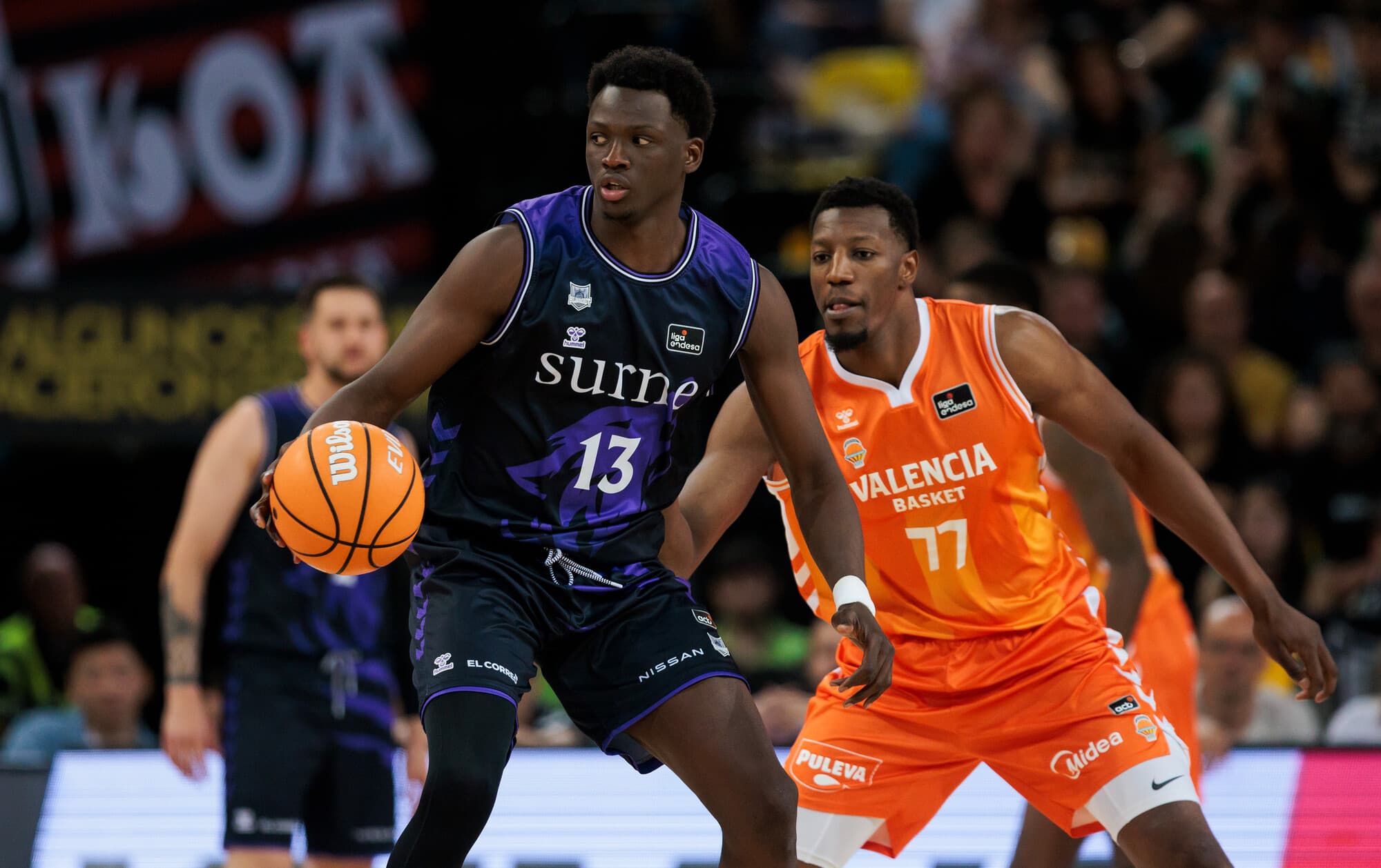 Bassala Bagayoko protege el balón ante la defensa de Yankuba Sima