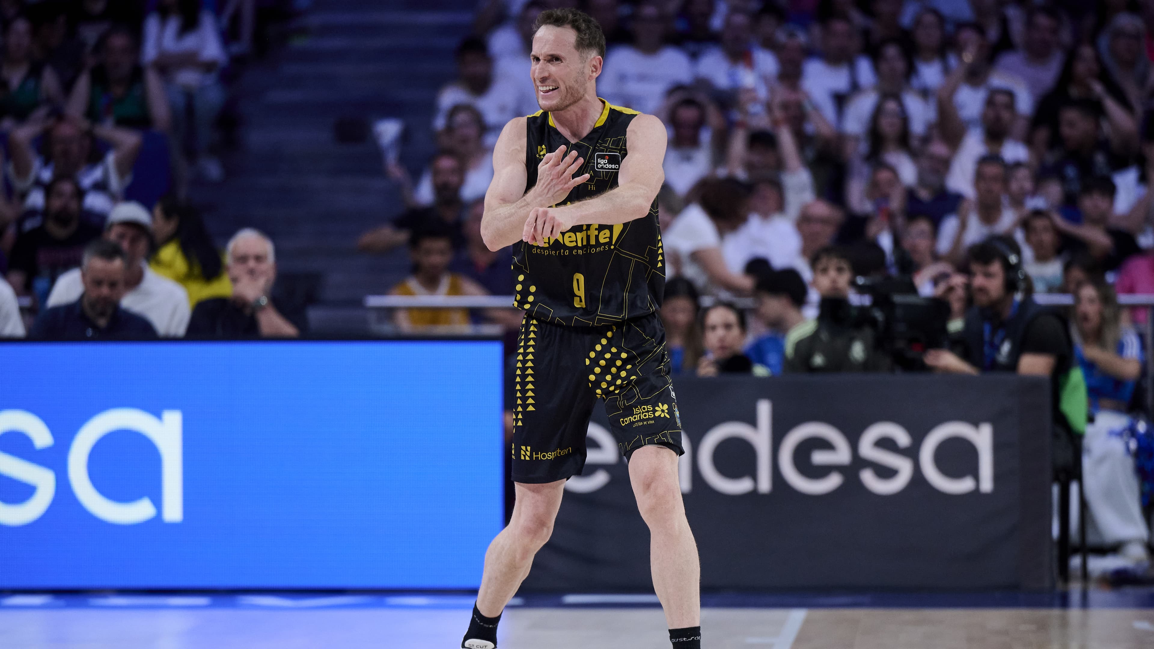 Marcelinho Huertas celebra una canasta en el Movistar Arena