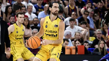 Joan Sastre controla el balón