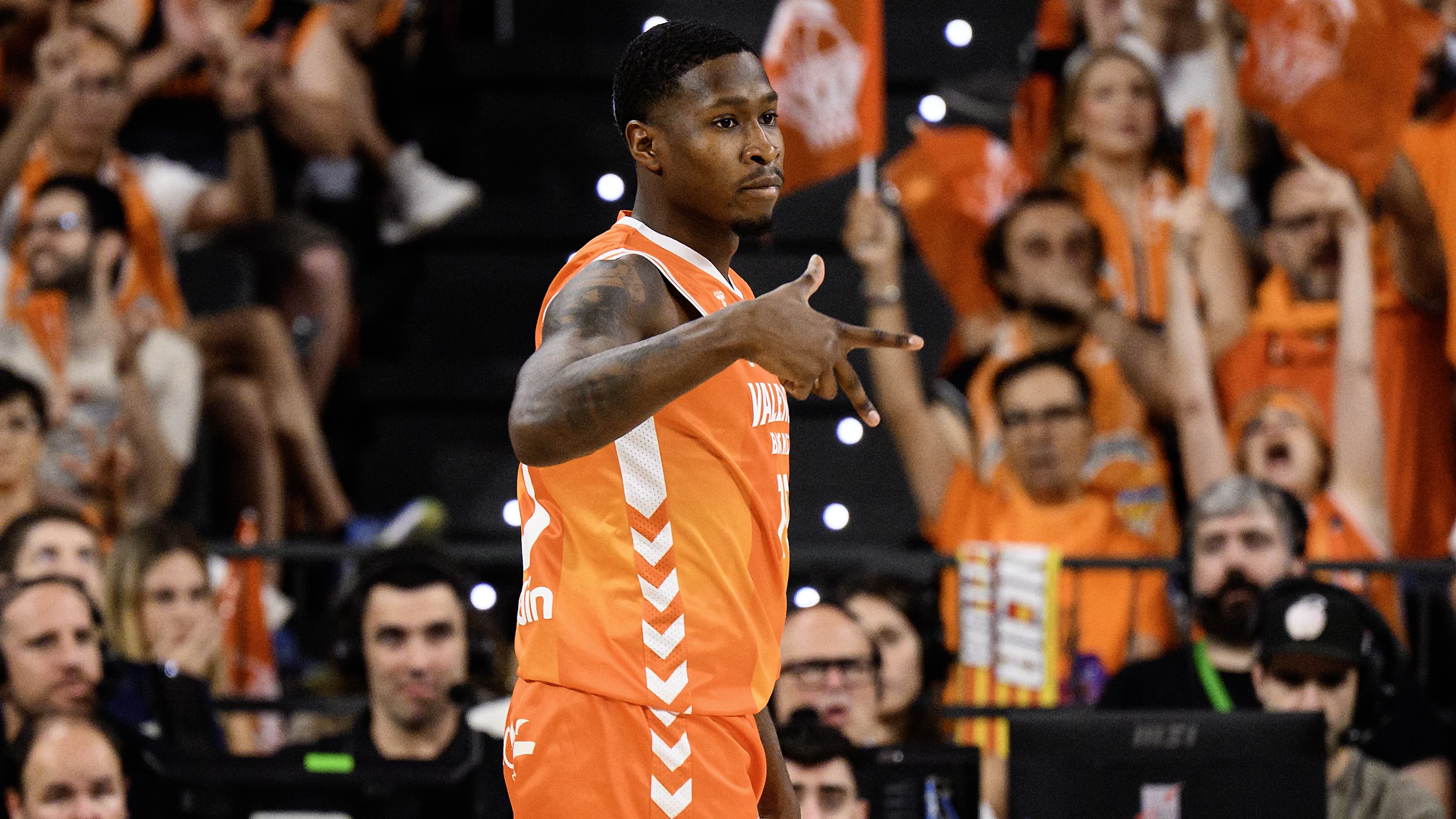 Omari Moore celebra una canasta