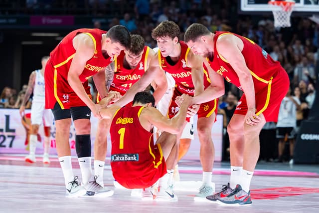 España muere en la orilla ante Grecia y se complica el camino al Mundial