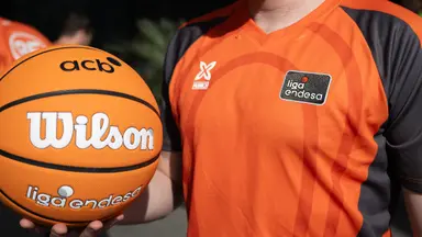 Árbitro sujetando el balón