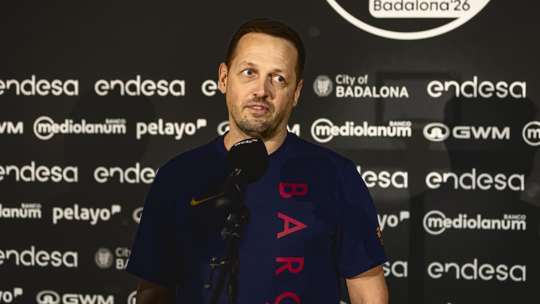 Aleksander Sekulic dirigiendo una jugada del Barça desde el banquillo