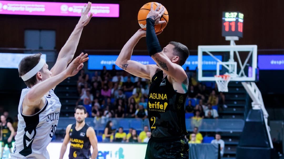 Kyle Guy tirando un triple