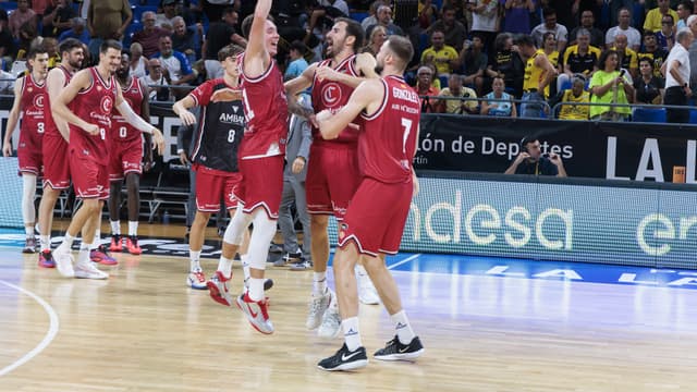 Jaworski se viste de héroe en el Santiago Martín (80-81)