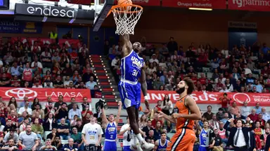 Dylan Ennis se estira para machacar.