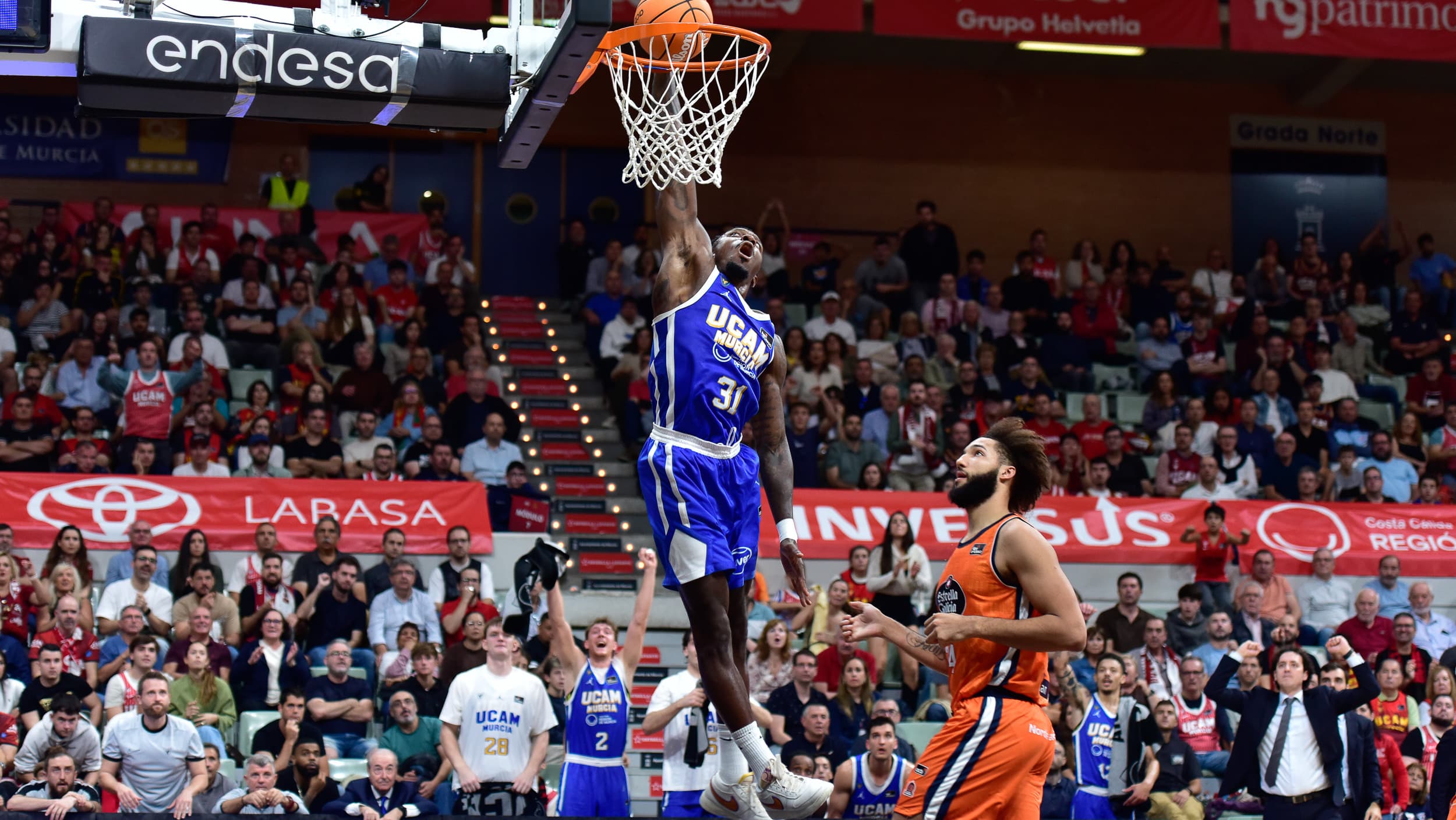 Dylan Ennis se estira para machacar.